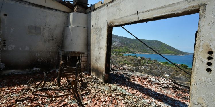 Δυτική Αττική: Επιστροφή στα καμένα του Πόρτο Γερμενού
