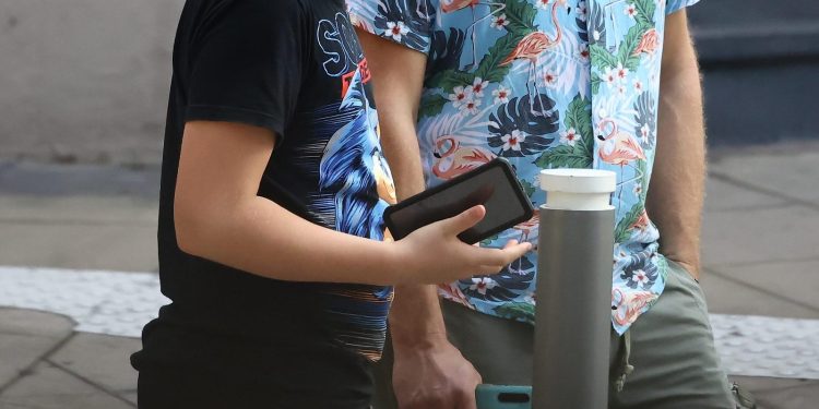 Η Γαλλία μπλοκάρει την απαγόρευση social media