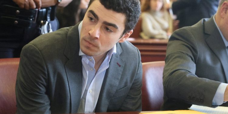 Ο Μαντζιόνε δήλωσε ένοχος για ομοσπονδιακή παρακολούθηση